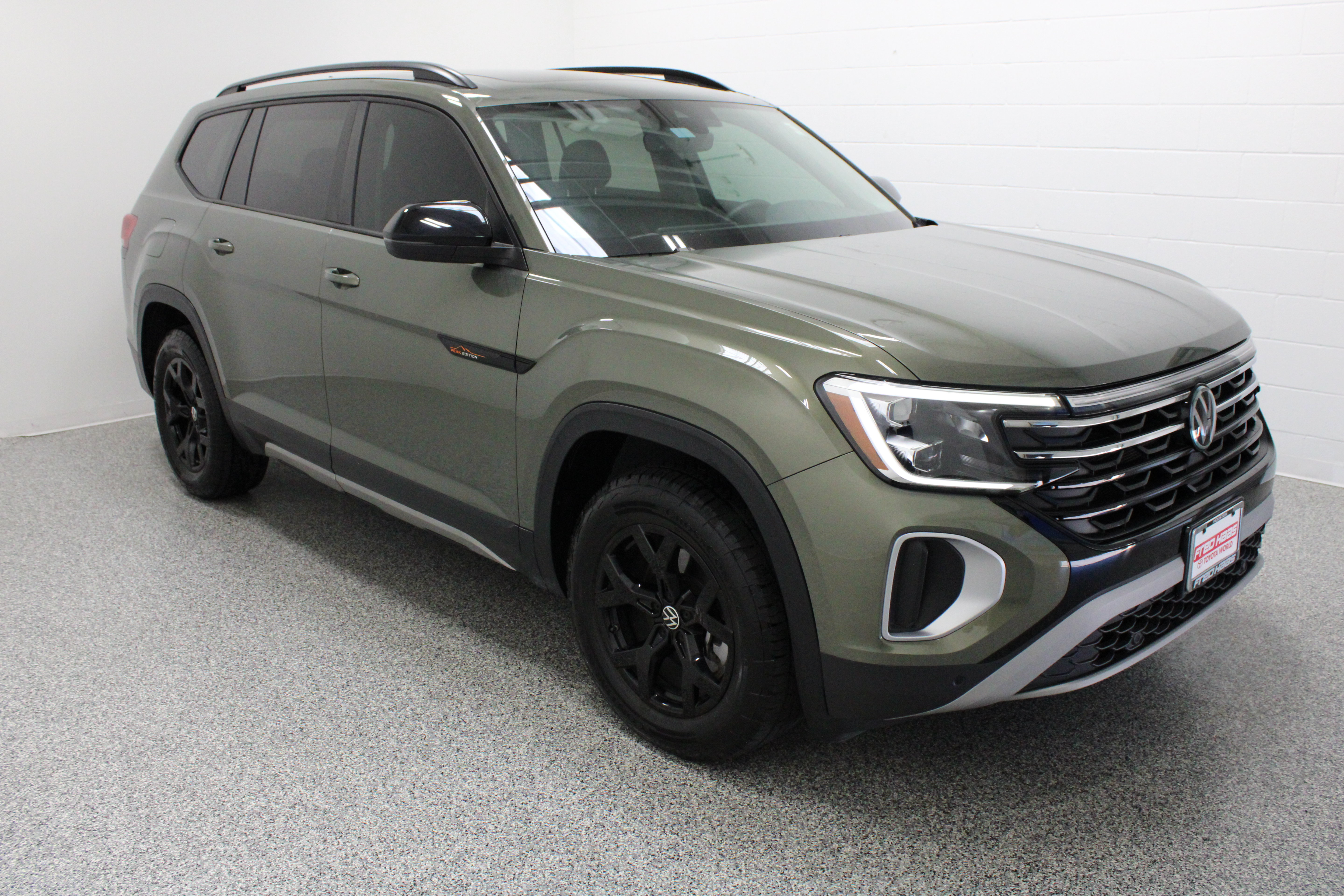 Used 2024 Volkswagen Atlas Peak Edition SE AWD/4WD image 4