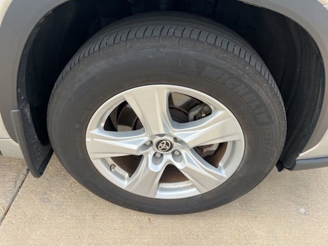 Used 2024 Toyota Highlander LE image 17