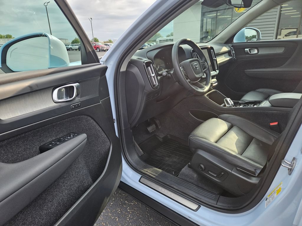 Used 2024 Volvo XC40 B5 Plus AWD/4WD image 9