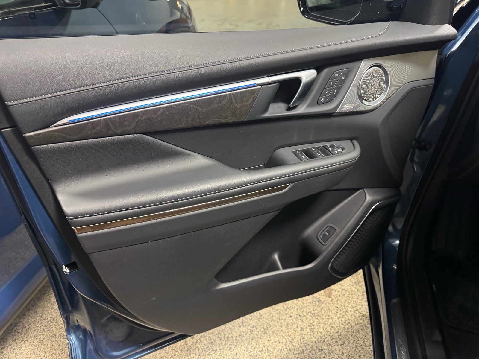 Used 2025 Buick Enclave Avenir w/ Super Cruise Package image 18