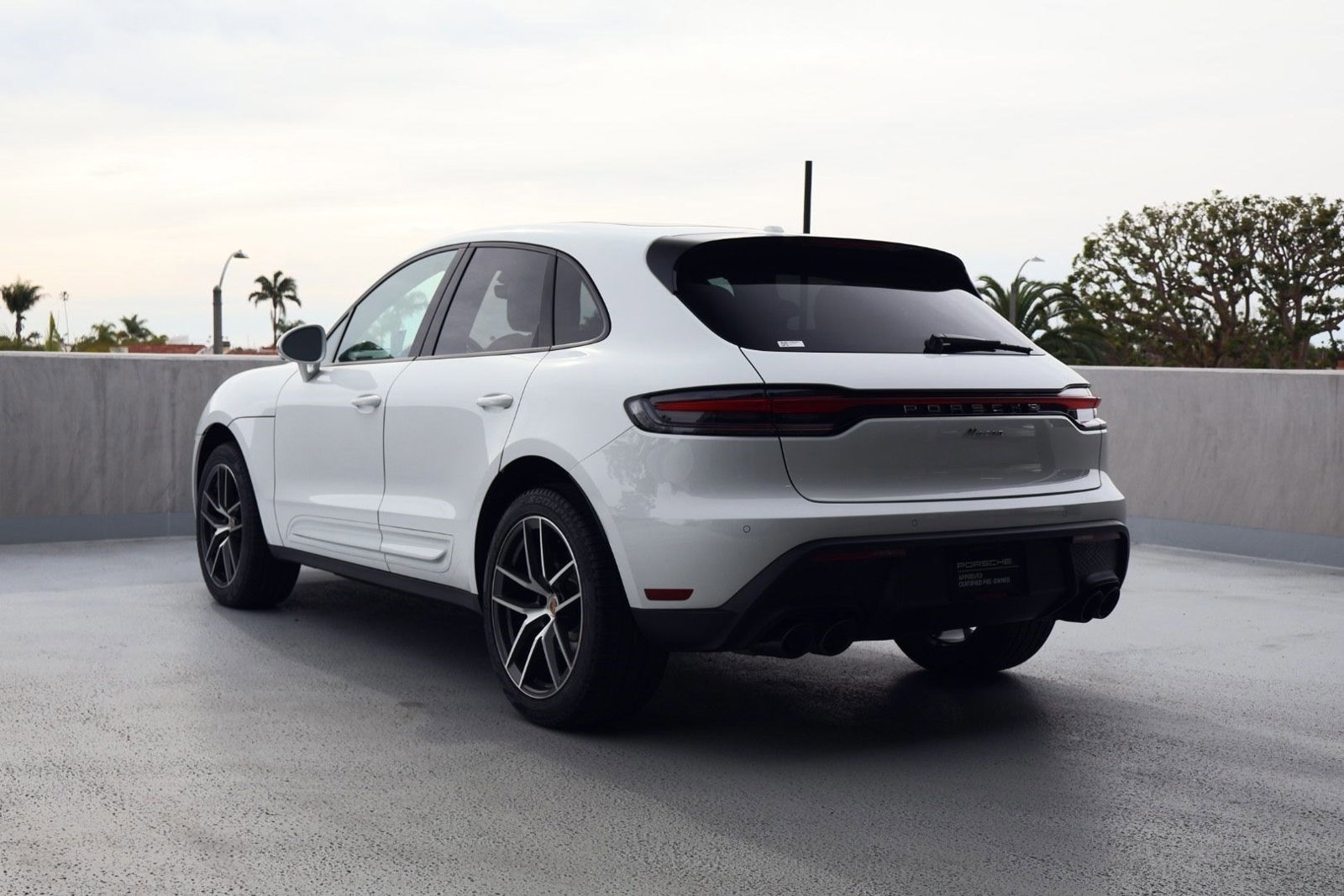 Certified 2025 Porsche Macan image 3