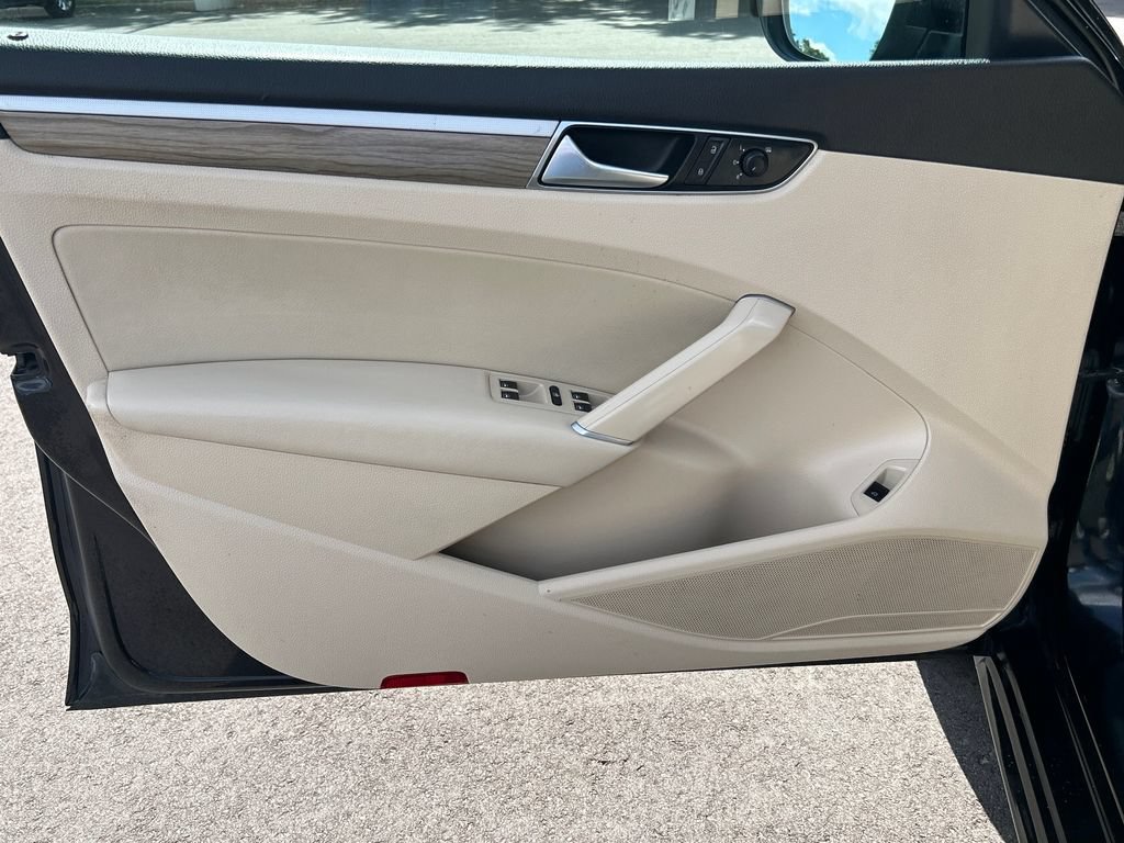 Used 2018 Volkswagen Passat 2.0T SE FWD image 18