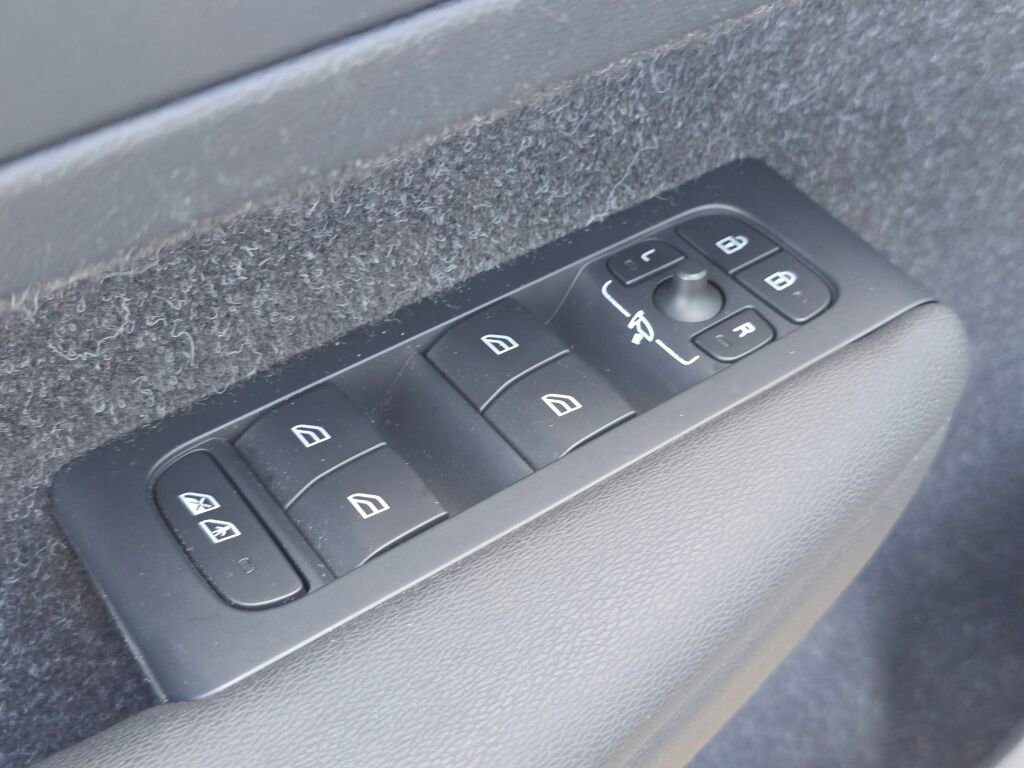 Used 2020 Volvo XC40 T5 Momentum w/ Protection Package image 19