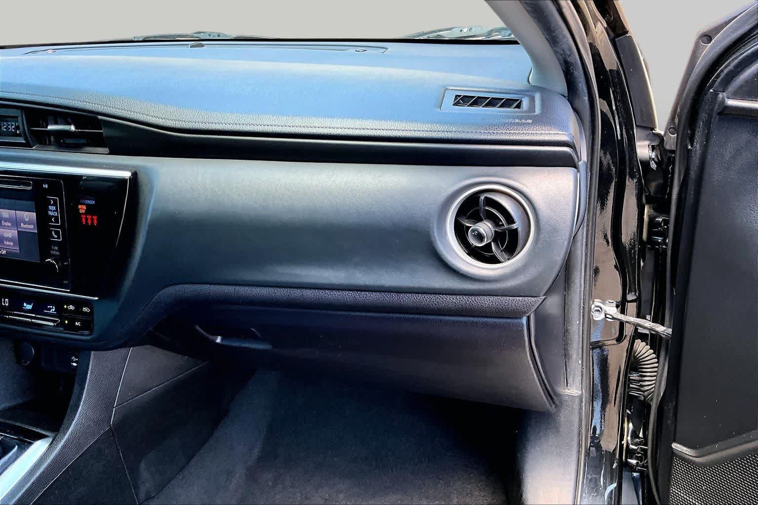 Used 2018 Toyota Corolla LE FWD image 19