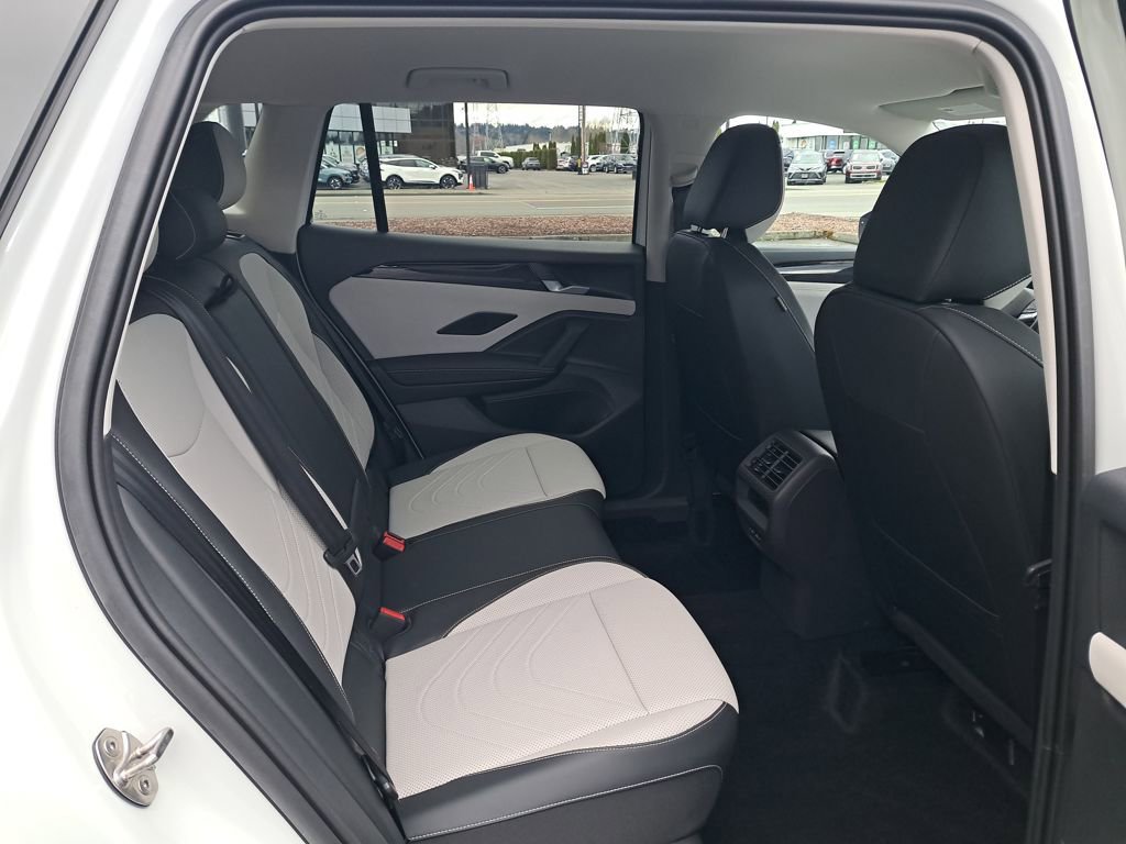 Used 2025 Volkswagen Tiguan SE image 16