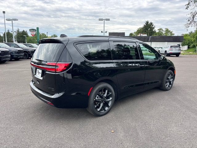 New 2027 Chrysler Pacifica Limited AWD/4WD image 32