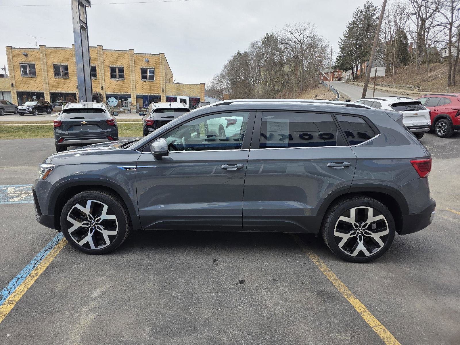 Used 2022 Volkswagen Taos SEL image 5