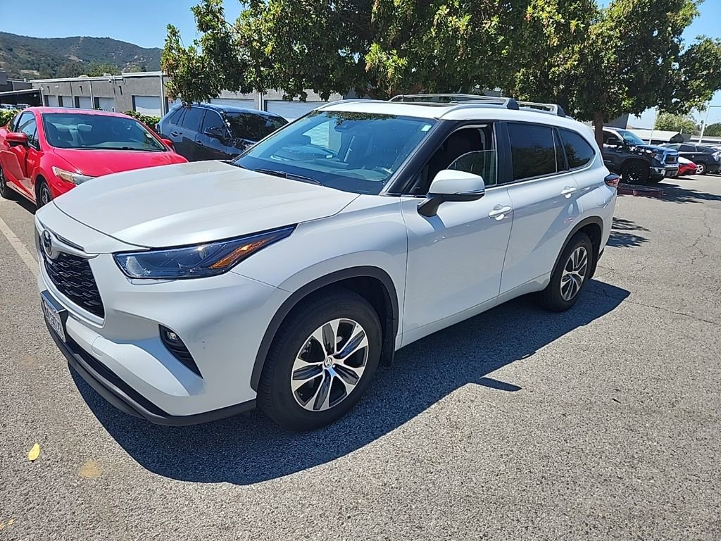 Used 2024 Toyota Highlander XLE FWD image 1