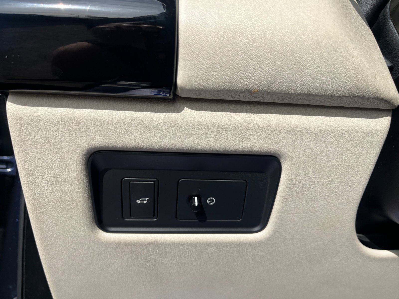 Used 2018 Land Rover Range Rover Long Wheelbase Supercharged image 33