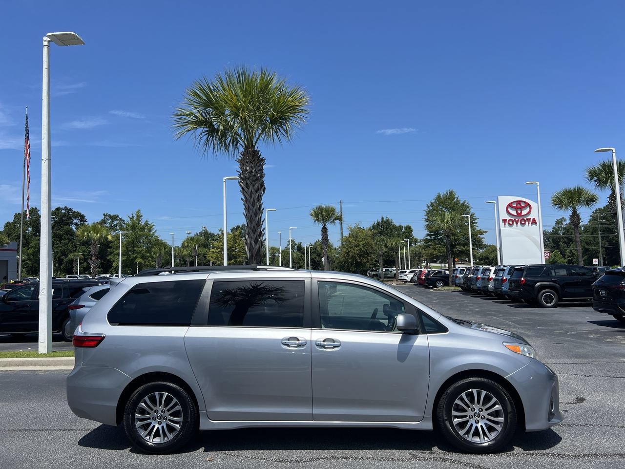 Used 2018 Toyota Sienna XLE FWD image 11