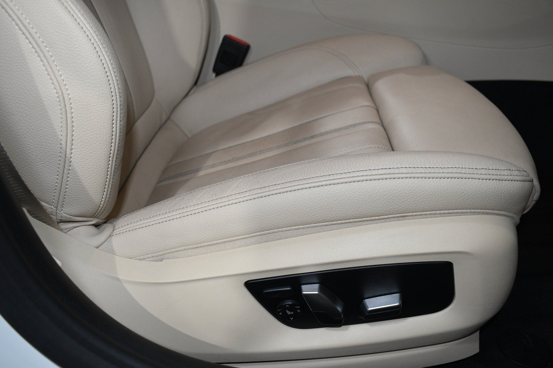 Used 2020 BMW 530i w/ Premium Package RWD image 14
