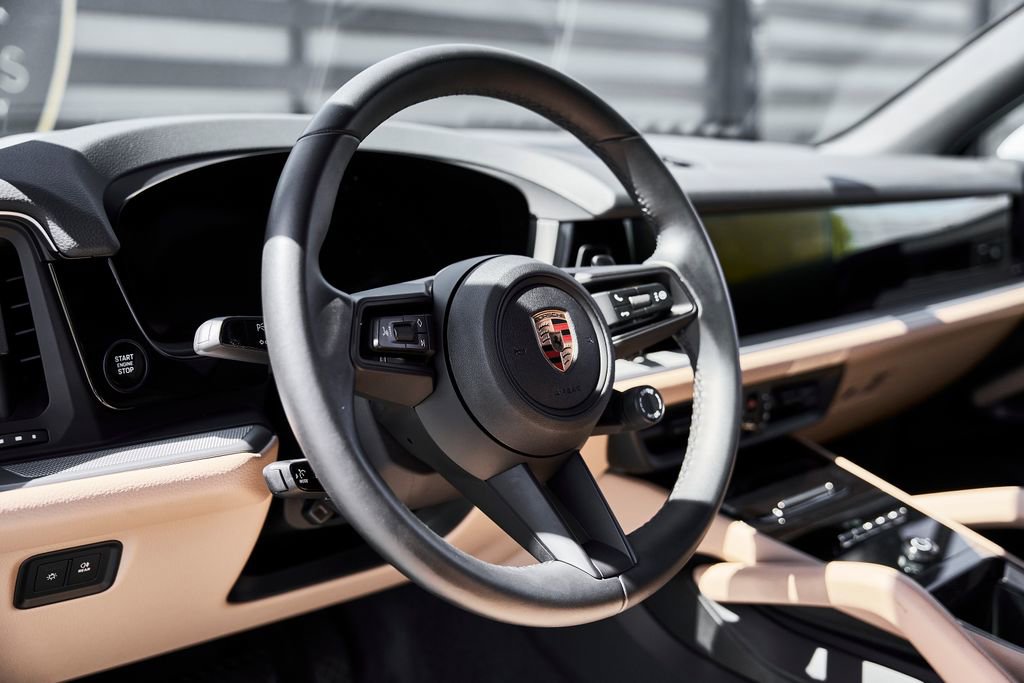 Used 2025 Porsche Cayenne image 35