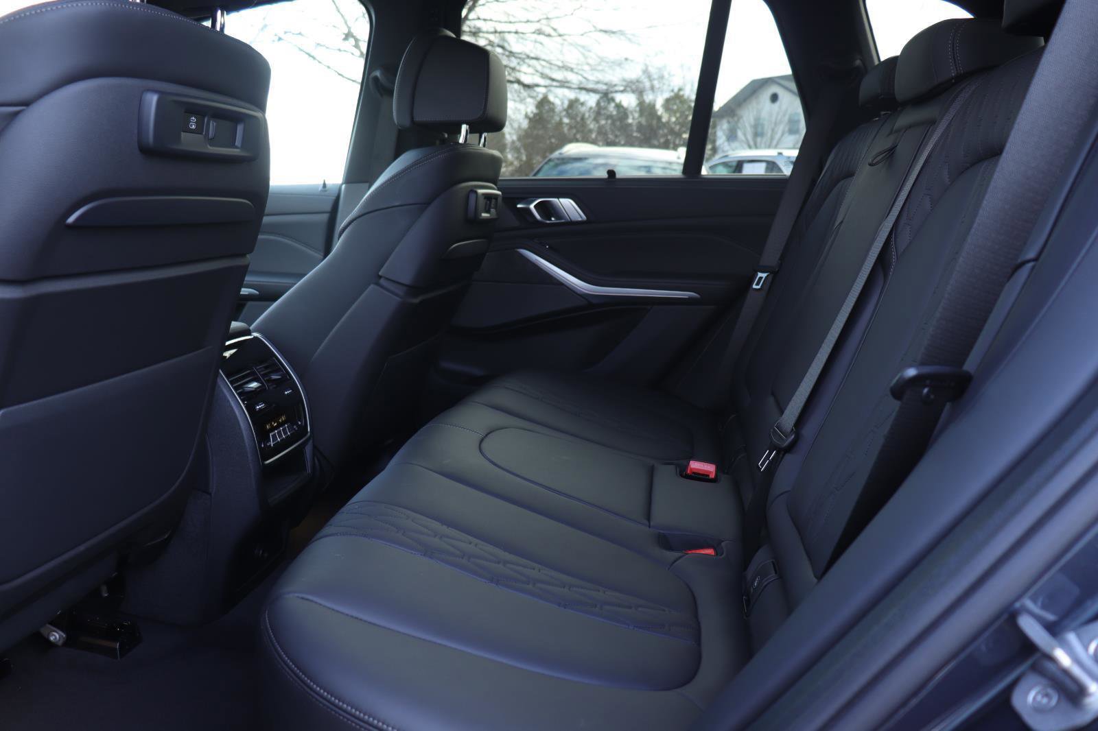 Used 2022 BMW X5 M50i w/ Executive Package image 11