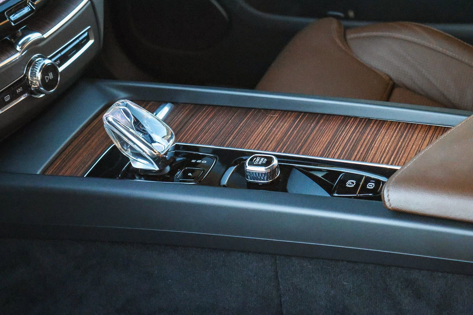 Used 2023 Volvo XC60 T8 Ultimate w/ Climate Package image 30