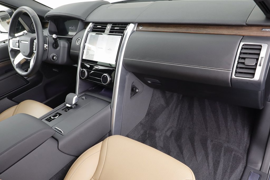 Used 2024 Land Rover Discovery Dynamic SE image 22