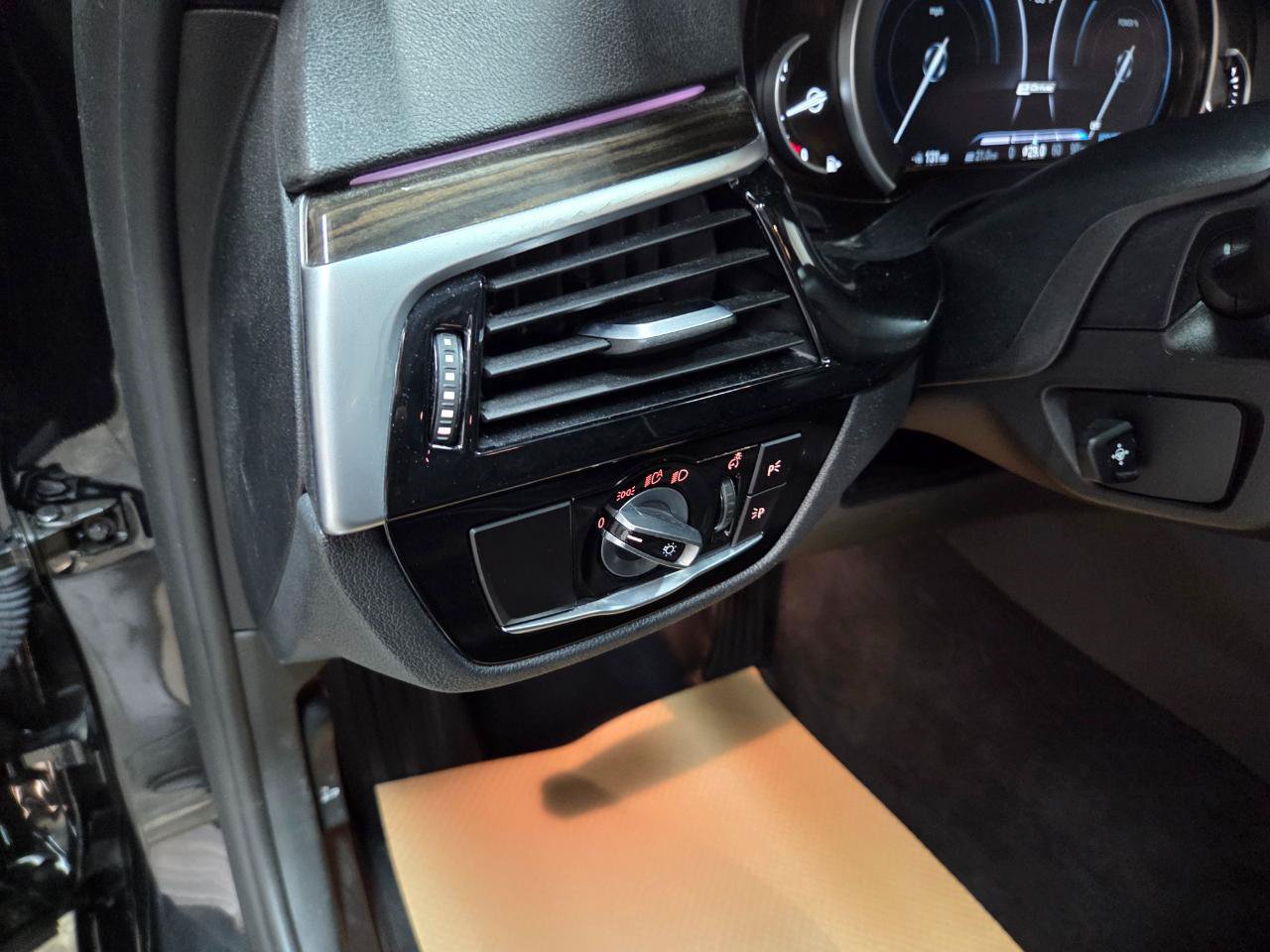 Used 2019 BMW 530e xDrive w/ Convenience Package AWD/4WD image 30