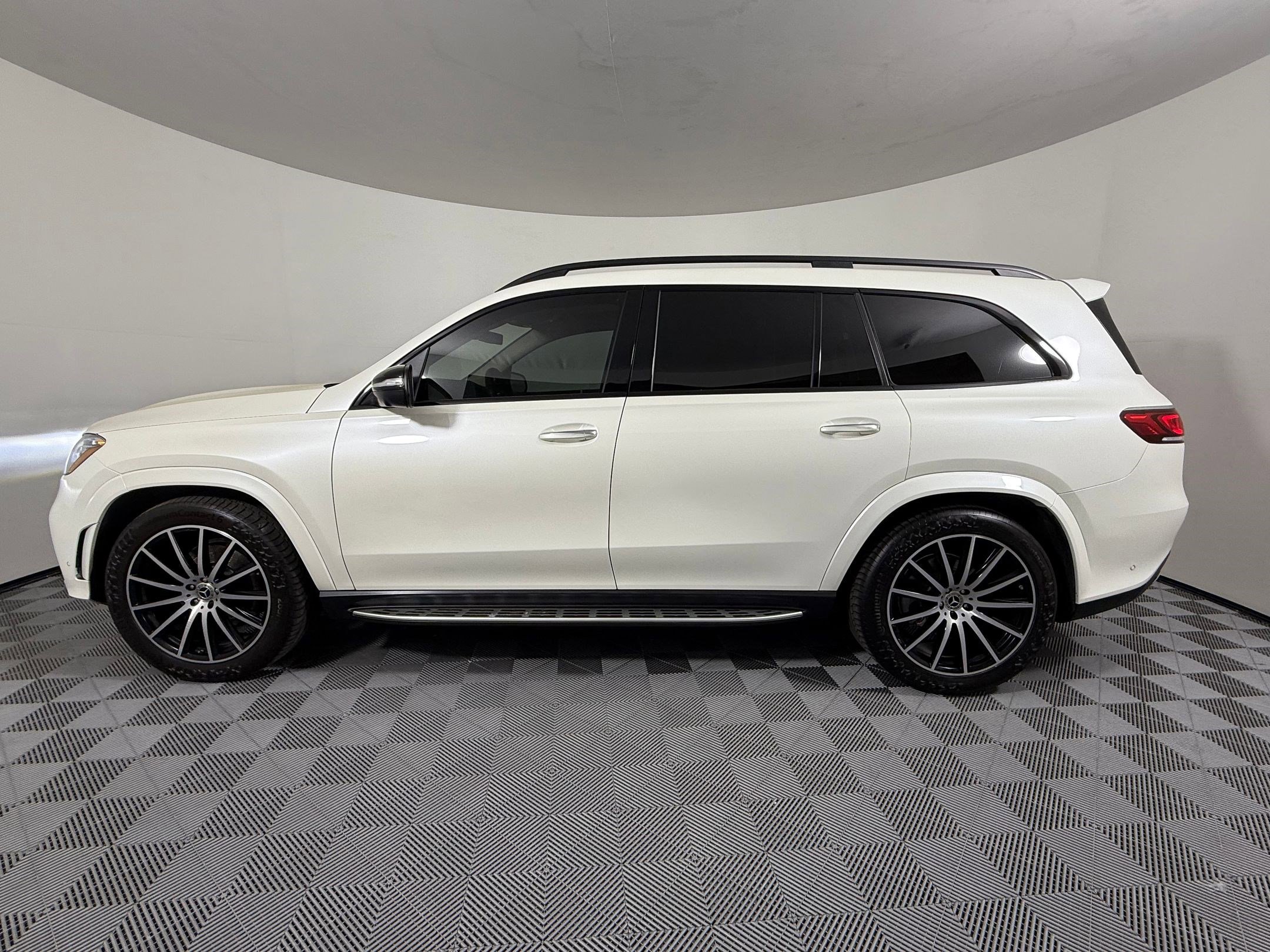 Used 2022 Mercedes-Benz GLS 450 4MATIC image 2