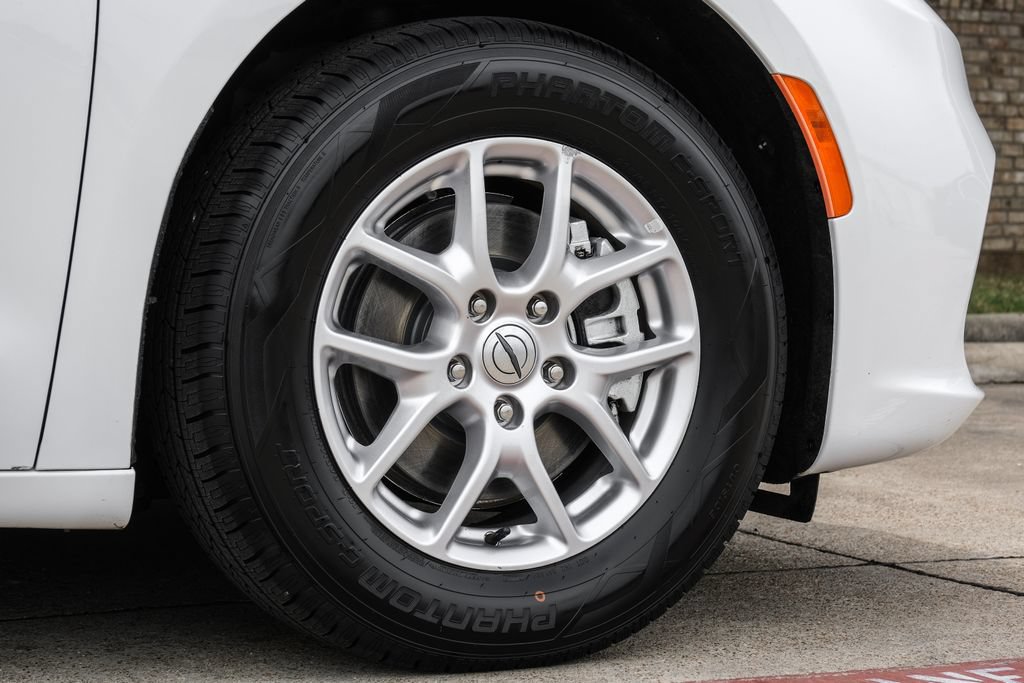 Used 2024 Chrysler Pacifica Touring-L FWD image 69