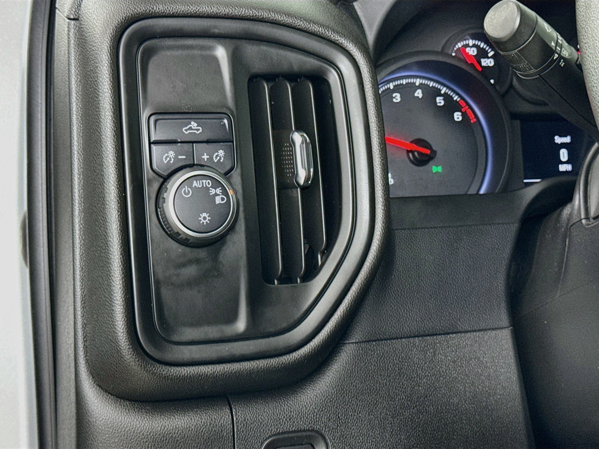 Used 2022 Chevrolet Silverado 1500 Custom RWD image 12
