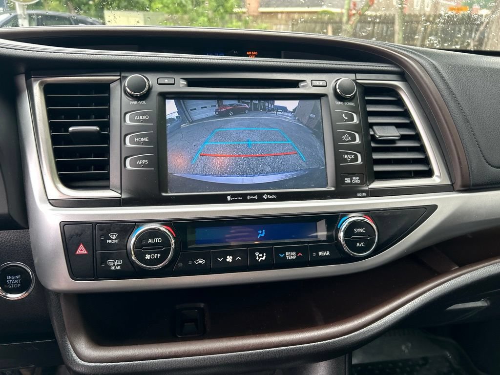 Used 2018 Toyota Highlander XLE AWD/4WD image 22