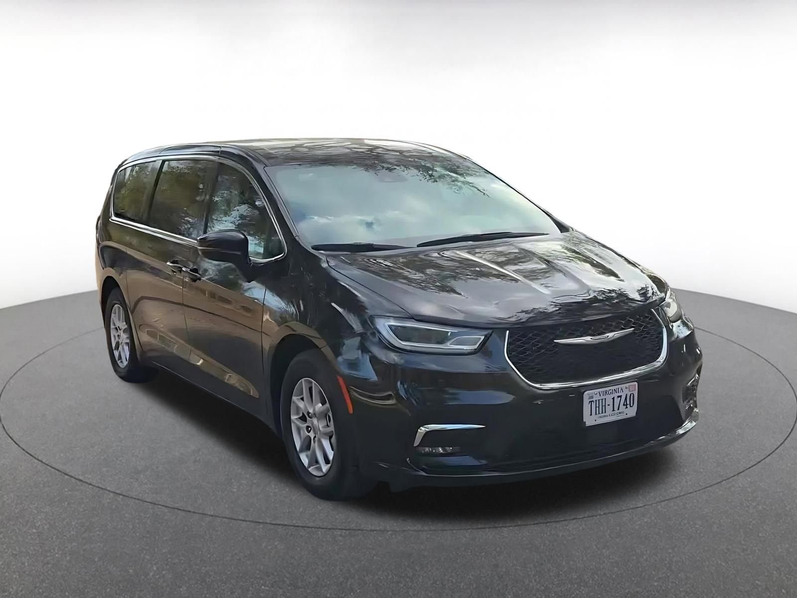 Used 2024 Chrysler Pacifica Touring-L image 3