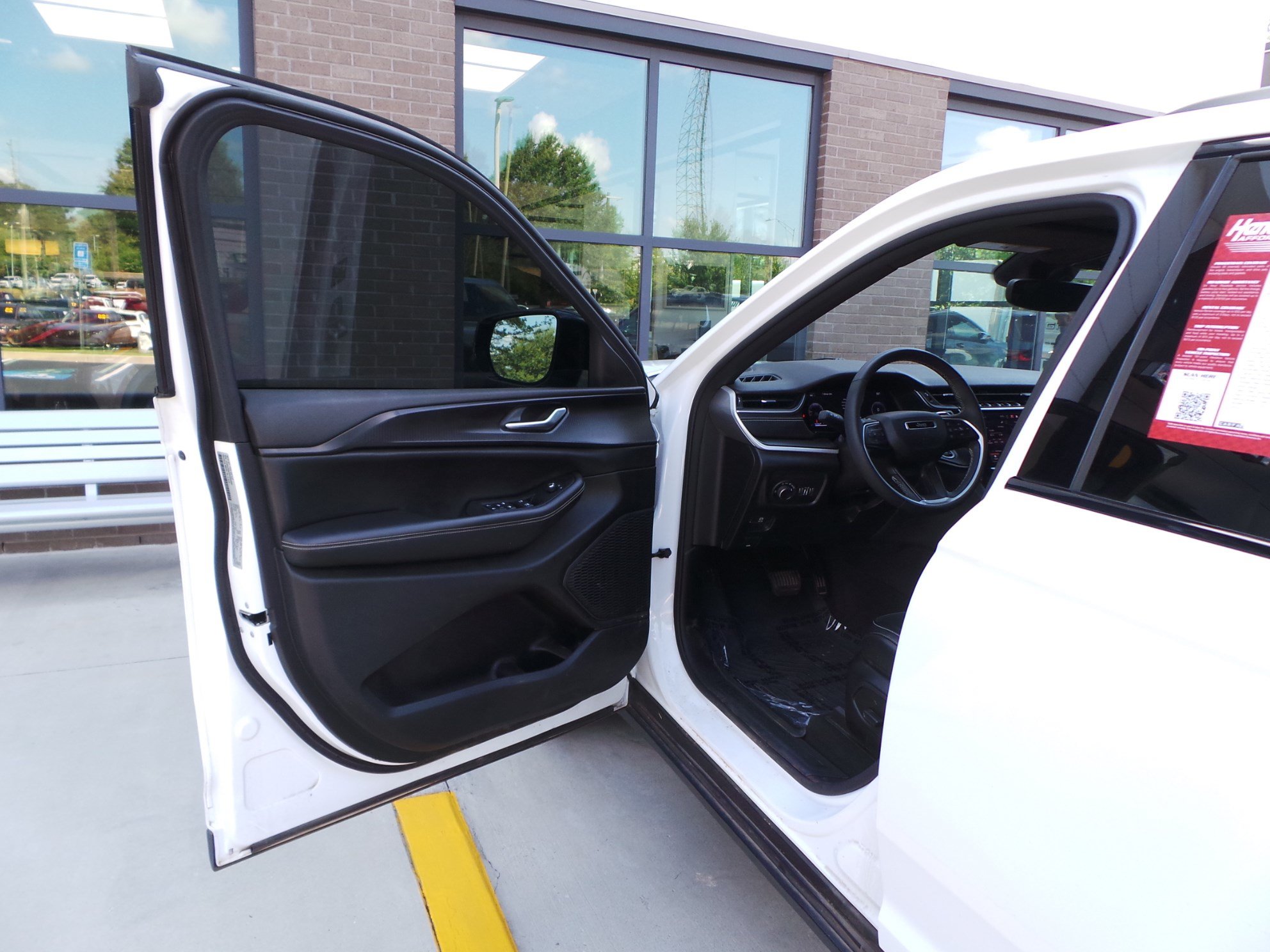 Used 2023 Jeep Grand Cherokee Altitude AWD/4WD image 23