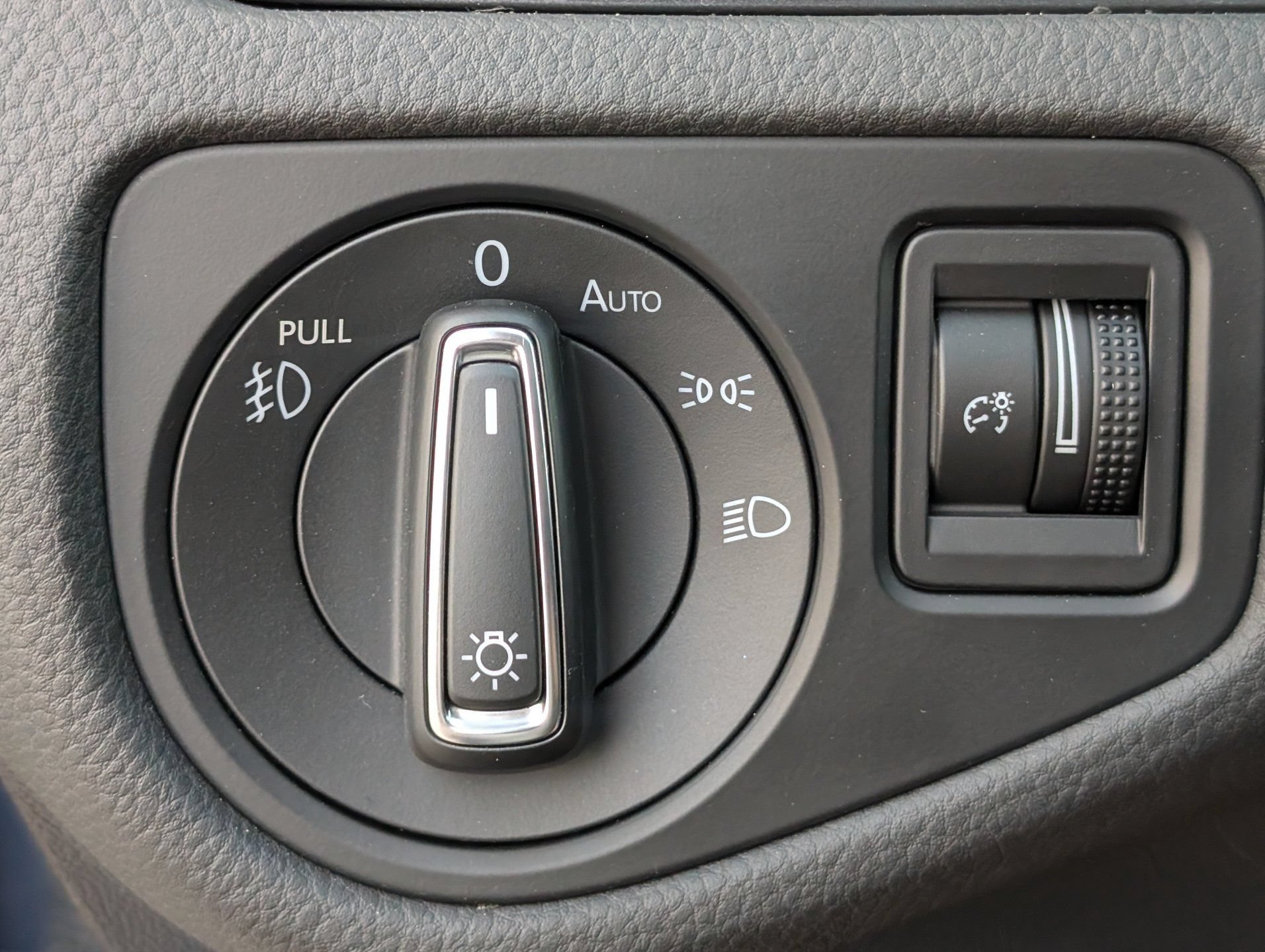 Used 2019 Volkswagen Golf SE FWD image 24
