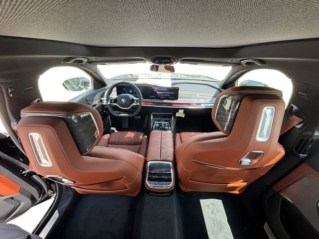 Used 2025 BMW i7 xDrive60 w/ Premium Package image 28