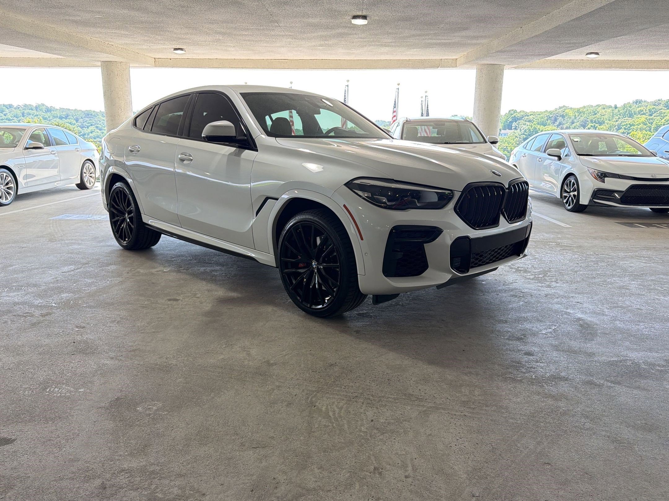 Used 2022 BMW X6 xDrive40i w/ M Sport Package AWD/4WD image 5