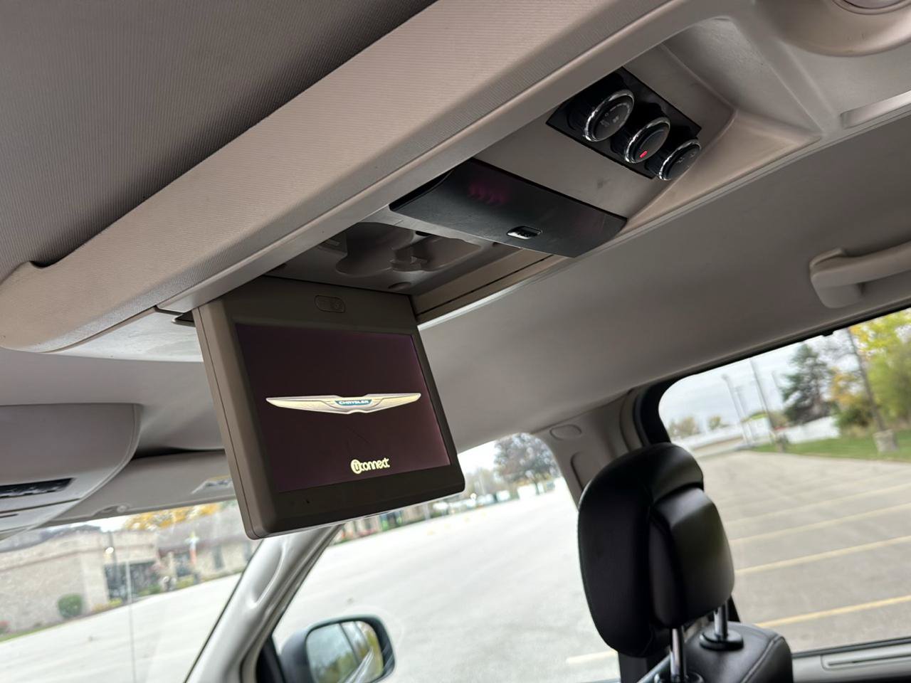 Used 2016 Chrysler Town & Country Touring w/ Driver Convenience Group FWD image 22