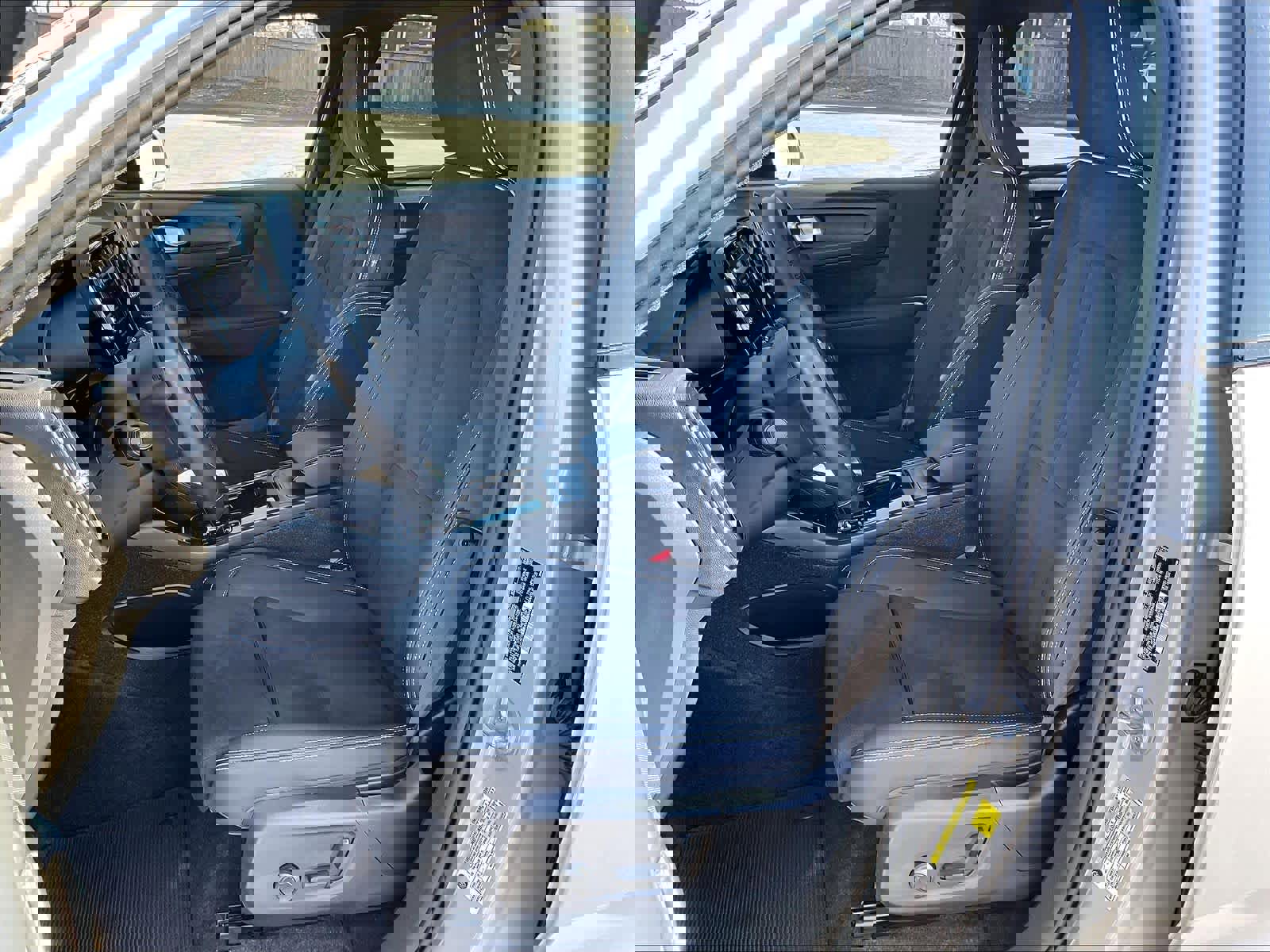 Used 2023 Volvo XC40 Recharge Plus image 28