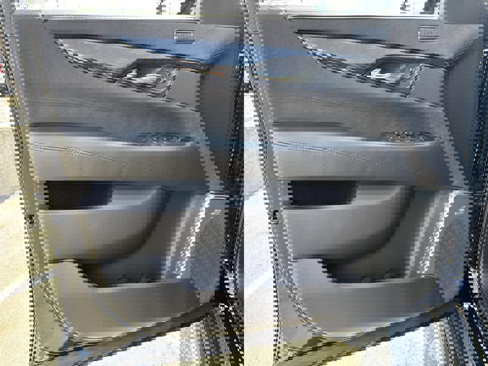 Used 2020 Cadillac Escalade Platinum w/ Escalade Sport Edition image 21