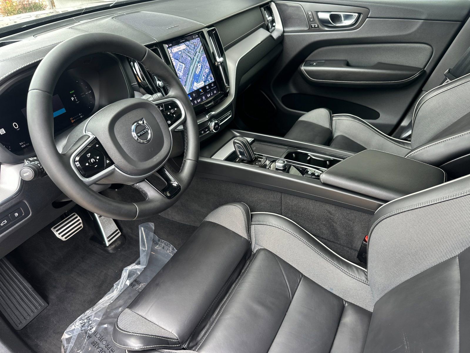 Used 2022 Volvo XC60 T8 R-Design w/ Advanced Package AWD/4WD image 9