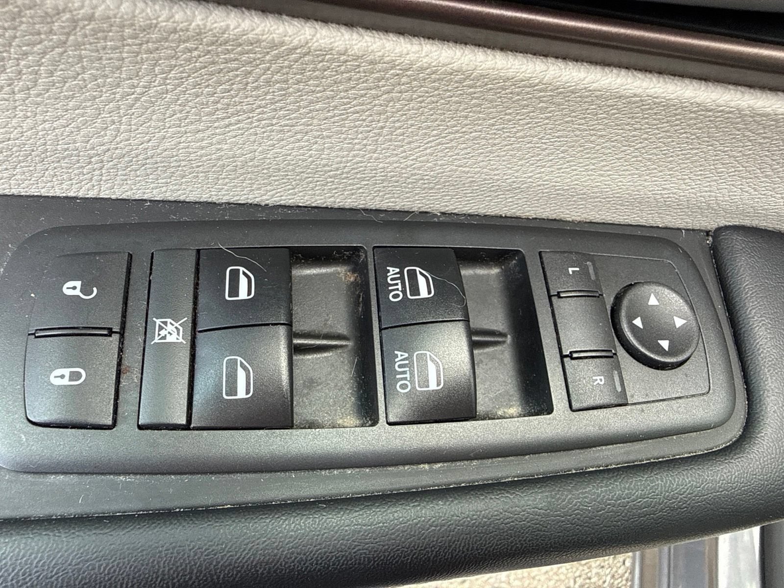 Used 2018 Chrysler Pacifica Touring Plus w/ Tire & Wheel Group FWD image 17