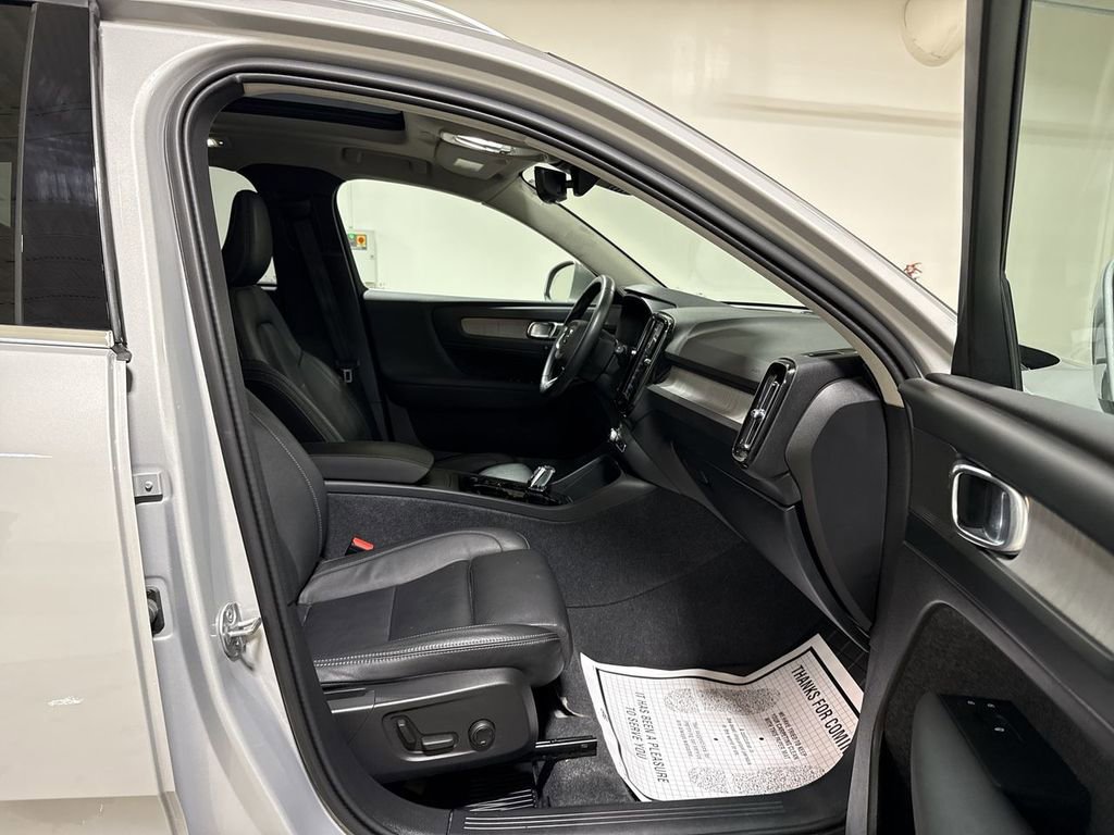Used 2024 Volvo XC40 B5 Plus image 22