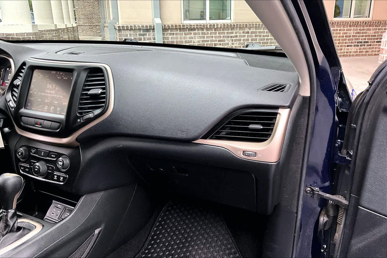 Used 2014 Jeep Cherokee Latitude w/ Cold Weather Group FWD image 19