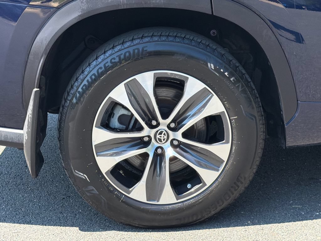 Used 2022 Toyota Highlander XLE AWD/4WD image 9