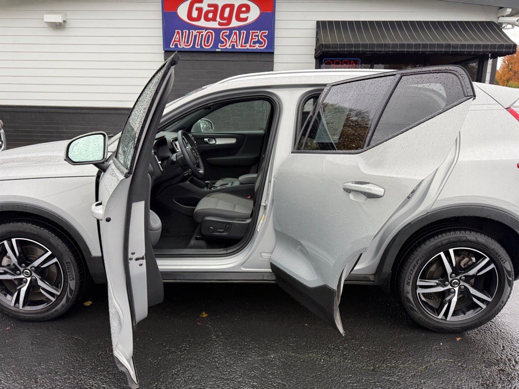 Used 2023 Volvo XC40 B5 Core image 18