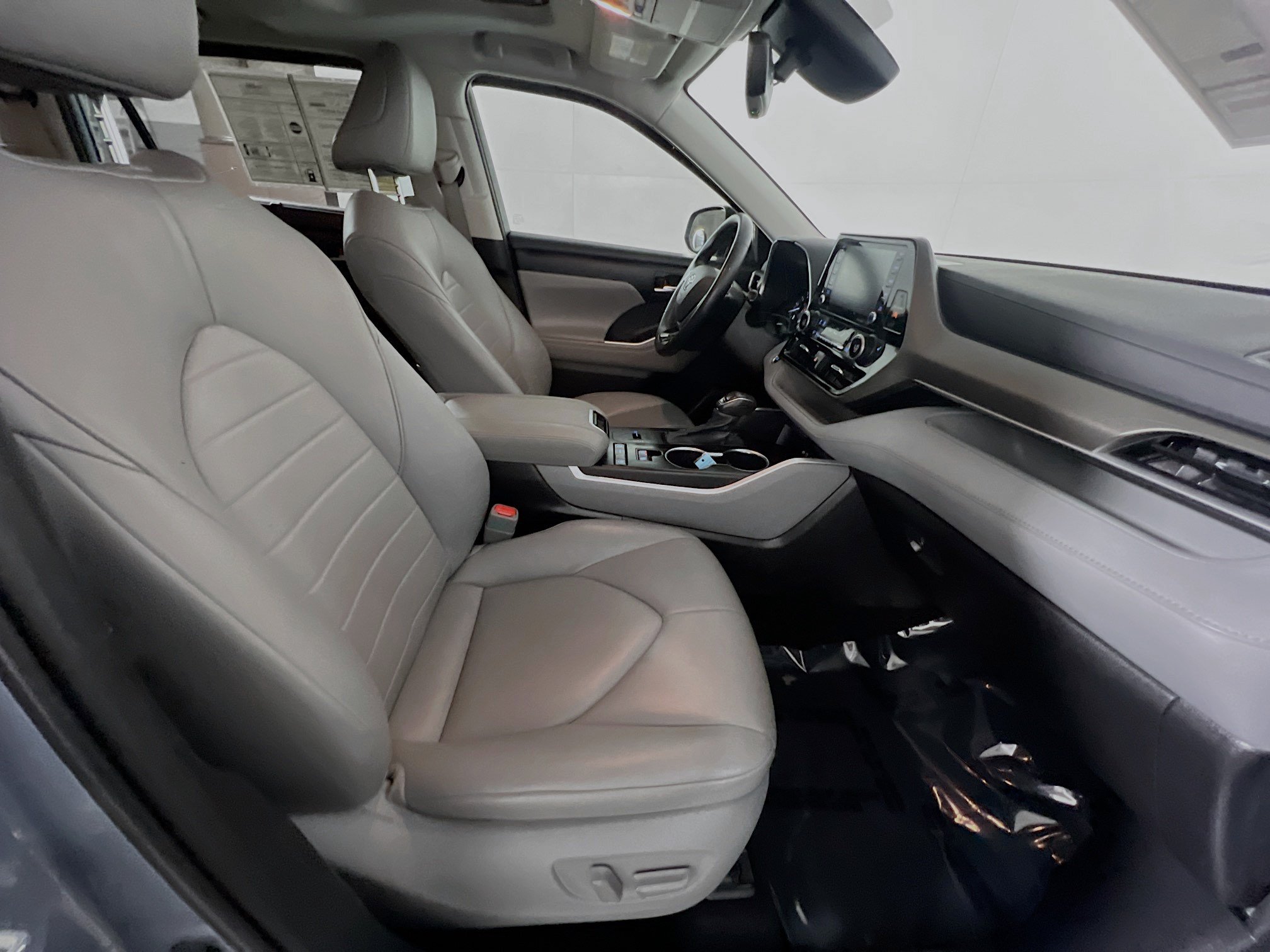 Used 2021 Toyota Highlander XLE FWD image 31