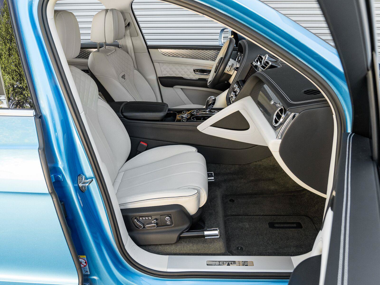 Used 2022 Bentley Bentayga AWD/4WD image 28