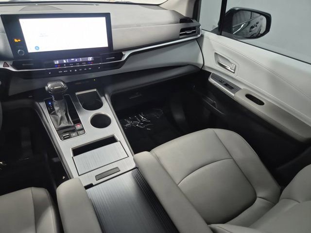 Used 2026 Toyota Sienna XLE image 14