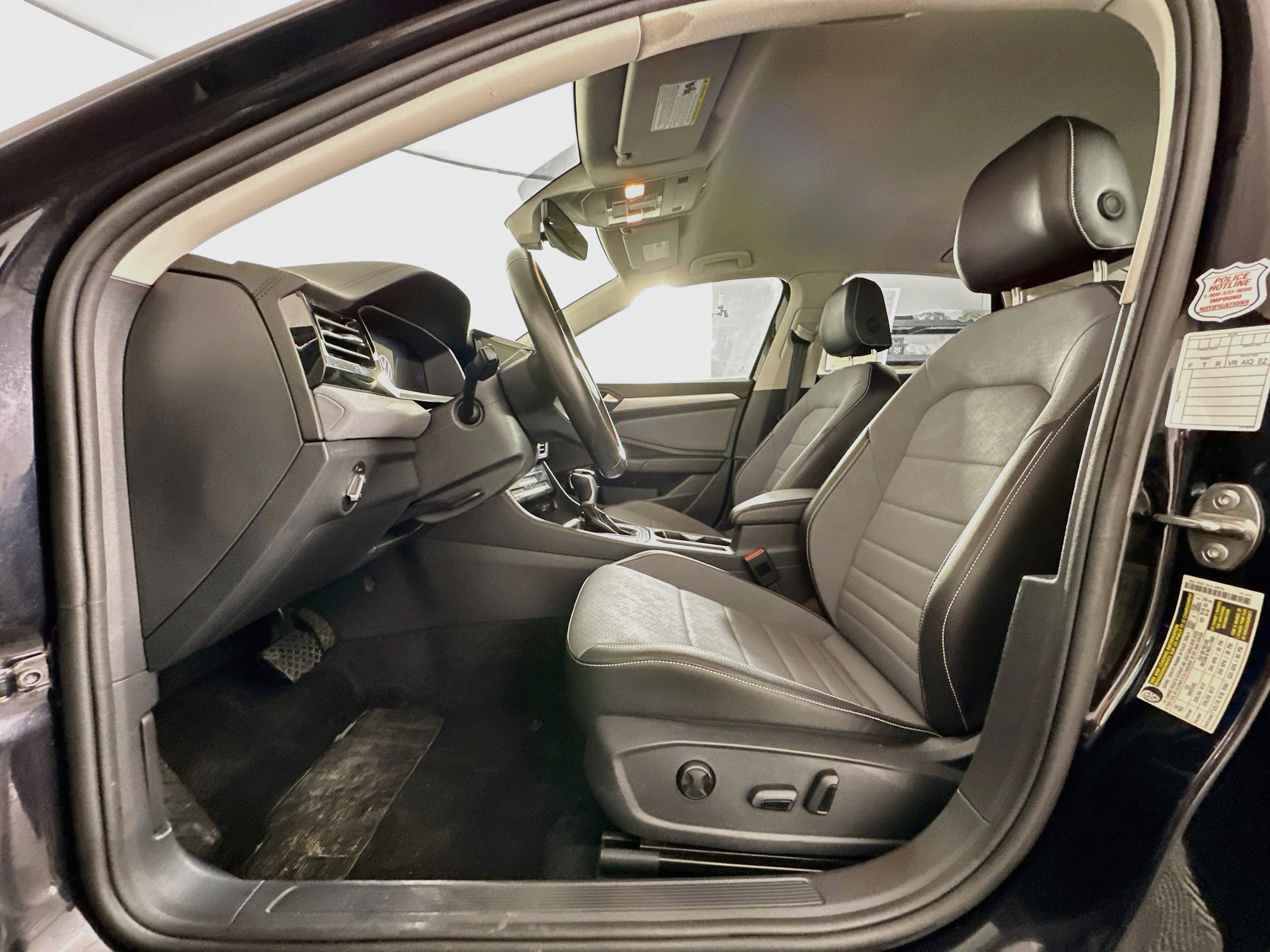 Used 2025 Volkswagen Jetta SE FWD image 13