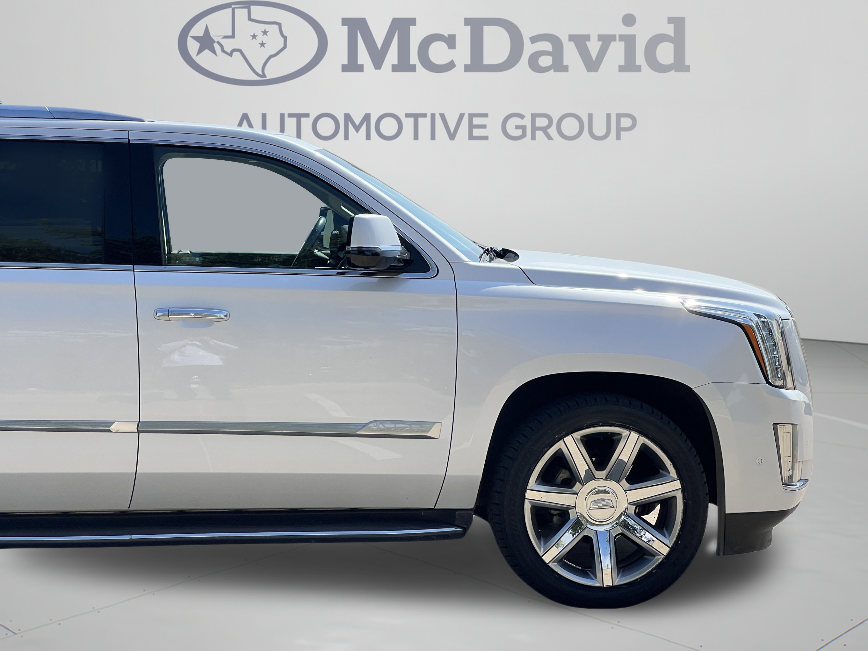 Used 2019 Cadillac Escalade ESV Luxury AWD/4WD image 36