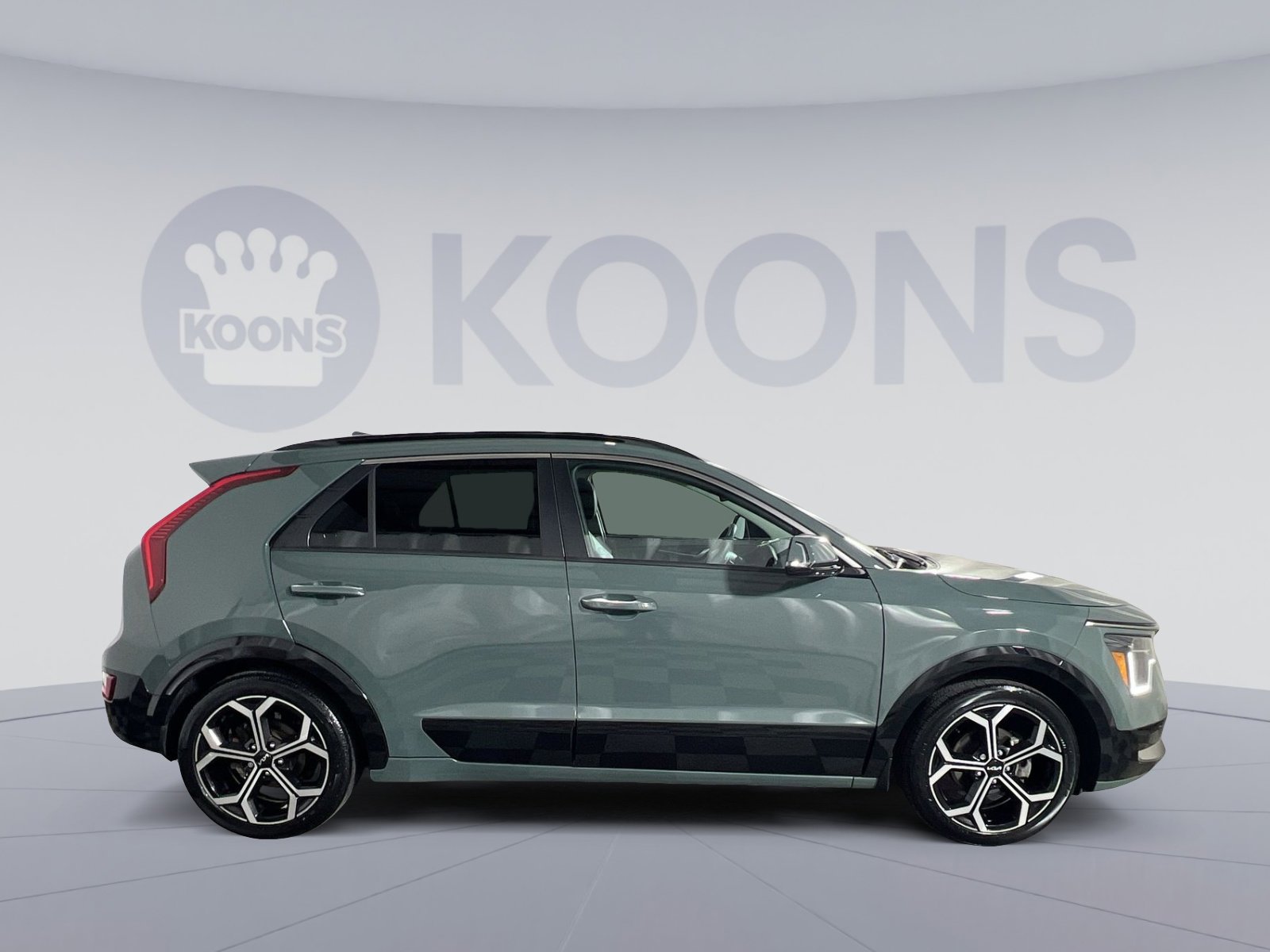 Used 2023 Kia Niro SX Touring image 8