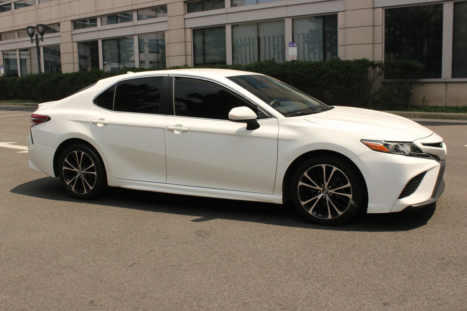 Used 2019 Toyota Camry SE FWD image 2