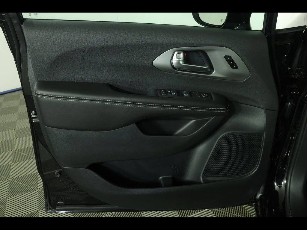 New 2027 Chrysler Pacifica Select FWD image 22