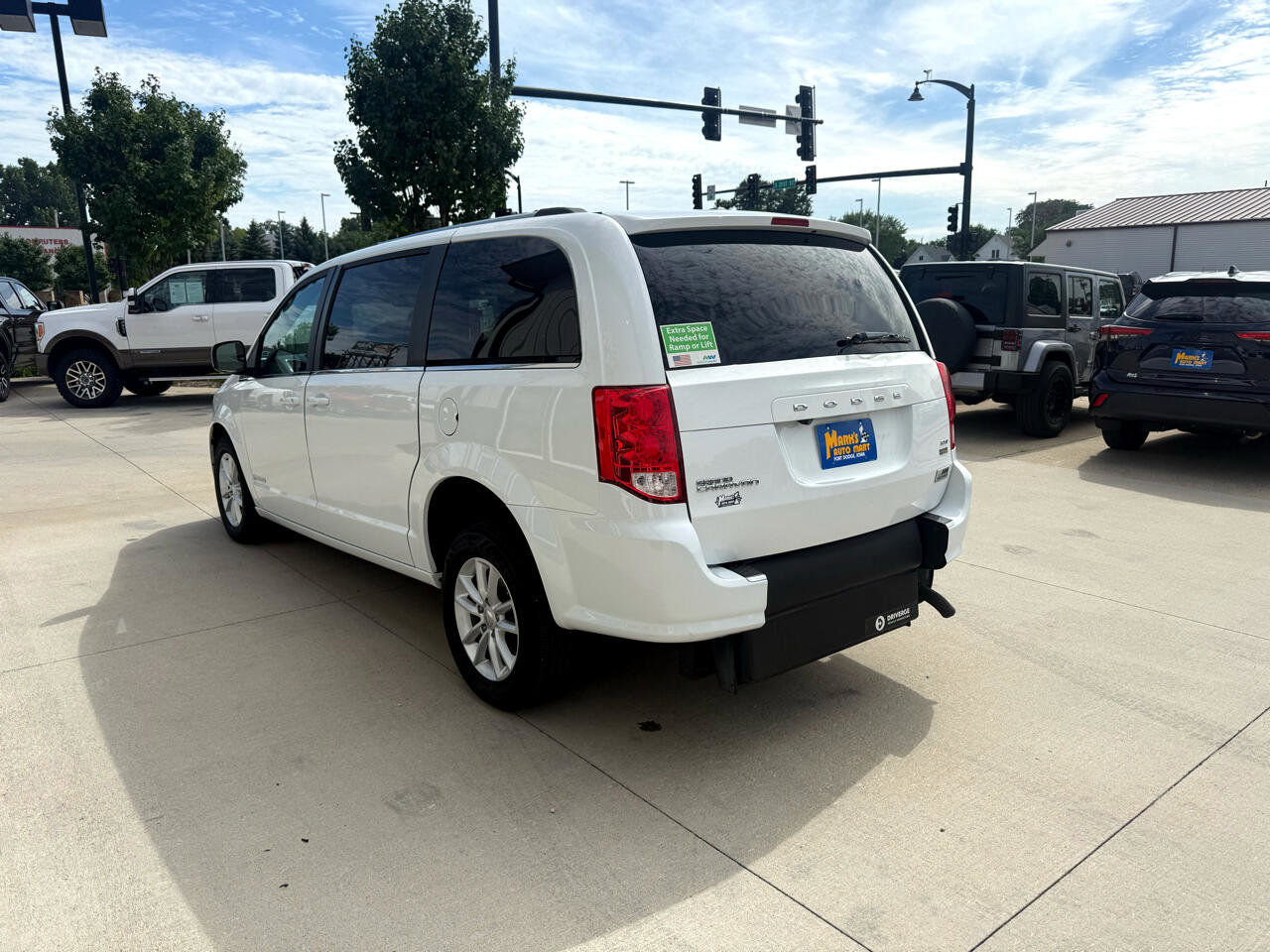 Used 2019 Dodge Grand Caravan SXT image 4