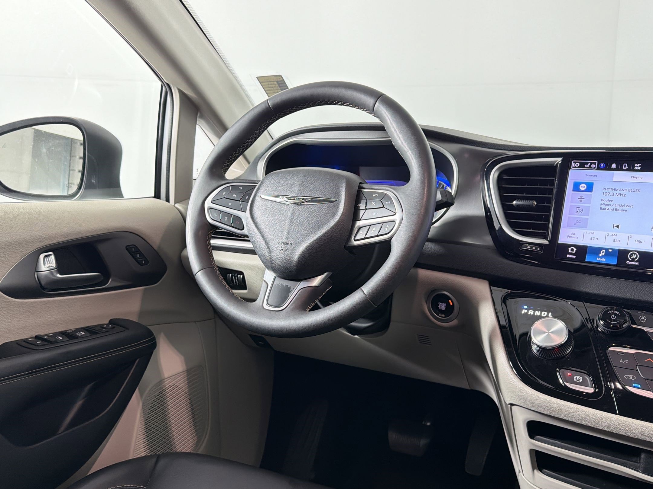 Used 2023 Chrysler Pacifica Touring-L FWD image 26
