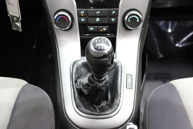 Used 2014 Chevrolet Cruze LS FWD image 25