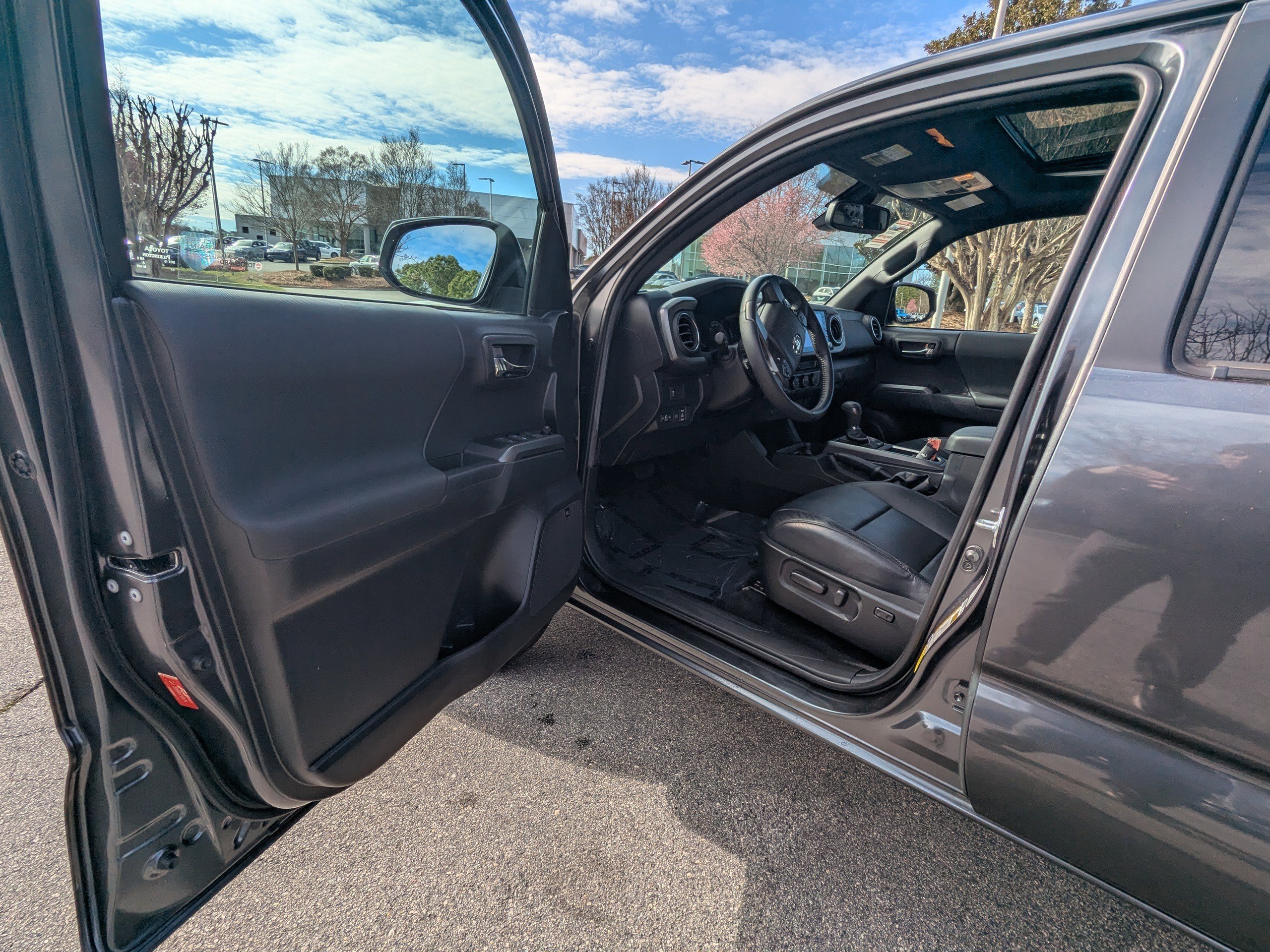 Used 2022 Toyota Tacoma TRD Sport w/ TRD Premium Sport Package image 8